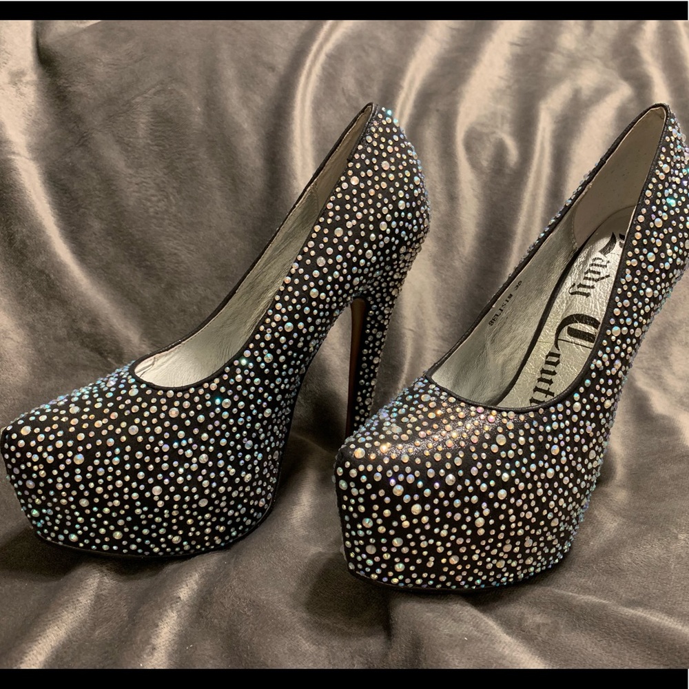 Black pumps with crystals